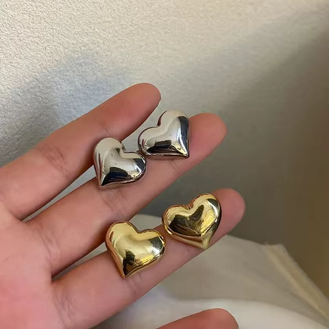 8 best sales heart stud earrings - №6